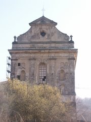 průčelí kostela