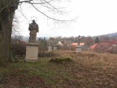 opravené sochy u kostela