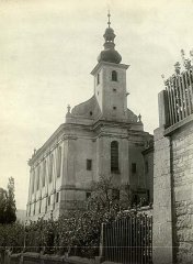 pohled na kostel s částí stavební terasy zámku od západu