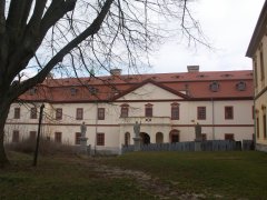 opravené sochy u kostela