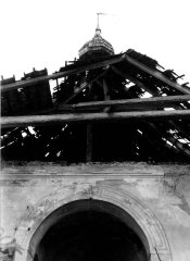 poškozené krovy kostela