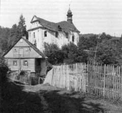 chátrající kostel