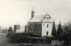starší foto kostela a zvonice