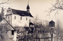 starší foto kostela a zvonice