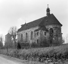 starší foto kostela a zvonice (vlevo)