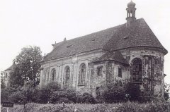 starší foto kostela a zvonice (vlevo)