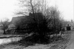starší foto kaple (zcela vpravo)