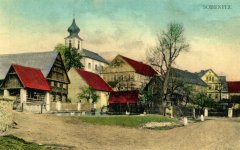 dobová pohlednice vsi s kostelem