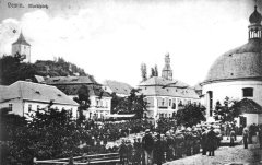 dobová pohlednice městyse s kostelem a zvonicí