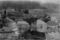 dobová pohlednice městyse s kostelem