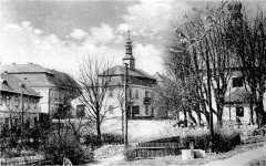 starší foto kostela (vpravo)