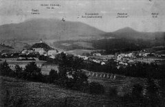 dobová pohlednice městyse s kostelem a zvonicí