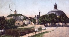 dobová pohlednice městyse s kostelem a zvonicí