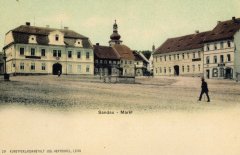 dobová pohlednice města s kostelem