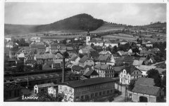 dobová pohlednice města s kostelem