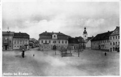 dobová pohlednice města s kostelem