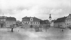 náměstí s kostelem