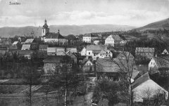 dobová pohlednice města s kostelem