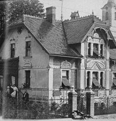 věž kostela za vilou