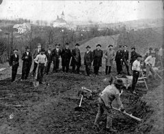zahájení stavby železniční trati z Kamenického Šenova do České Lípy, kostel v pozadí