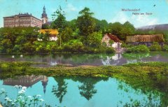 dobová pohlednice vsi s kostelem (v pozadí)