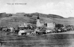 dobová pohlednice vsi s kostelem