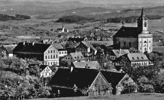 pohled na Mistrovice s kostelem sv. Petra a Pavla v pozadí