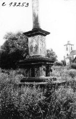mariánský sloup s kostelem v pozadí