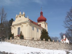 kostel s opravenou opěrnou zdí