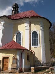 pohled na presbytář zprava