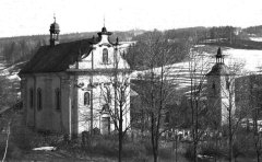 starší foto kostela a zvonice
