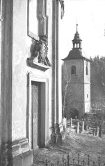 starší foto kostela a zvonice