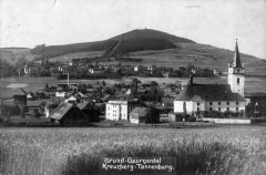 dobová pohlednice vsi s kostelem