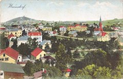 starší pohlednice města s kostelem (vpravo)