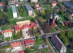 letecký pohled na kostel a část města