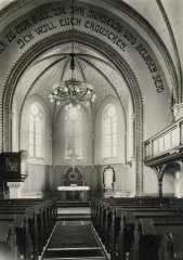 starší foto interiéru kostela - zadní část