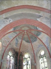 pohled do interiéru - klenba presbytáře