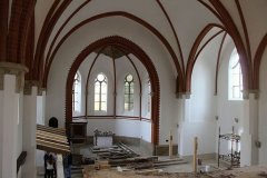 pohled do interiéru během opravy - zadní část