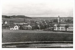 starší pohlednice vsi s kostelem