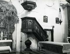 starší foto interiéru kostela (kazatelna)