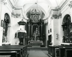starší foto interiéru kostela (zadní část)