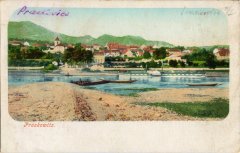 dobová pohlednice vsi s kostelem