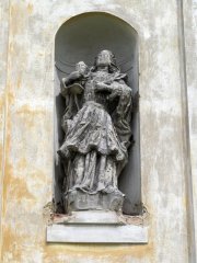 socha sv. Barbory na průčelí kostela