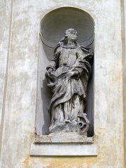 socha sv. Kateřiny na průčelí kostela