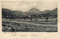 dobová pohlednice vsi s kostelem (vpravo)