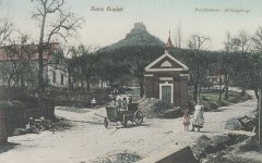 dobová pohlednice vsi s kaplí