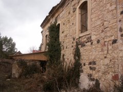 pohled na levou stranu kostela s provizorním zastřešením přístavku