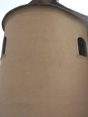 pohled na presbytář zleva