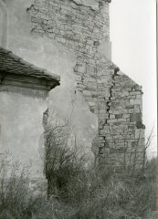 starší foto kostela (poškozený pilíř)