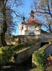 vstupní brána ke kostelu